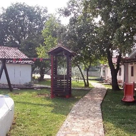 Splendid With Swimming Pool Apartman *